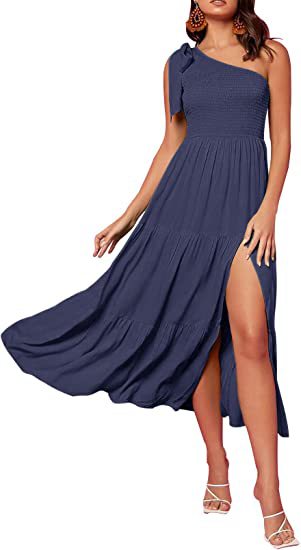 Sommermode 2026: Damen-Kleid mit One-Shoulder-Schnitt, Plissees, Stufen-Saum und Schlitz