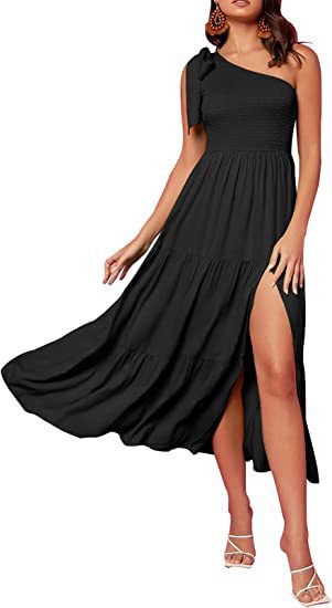 Sommermode 2026: Damen-Kleid mit One-Shoulder-Schnitt, Plissees, Stufen-Saum und Schlitz