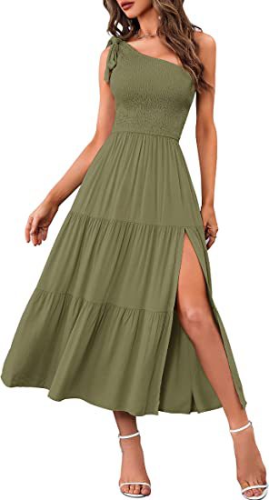 Sommermode 2026: Damen-Kleid mit One-Shoulder-Schnitt, Plissees, Stufen-Saum und Schlitz
