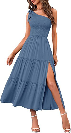 Sommermode 2026: Damen-Kleid mit One-Shoulder-Schnitt, Plissees, Stufen-Saum und Schlitz