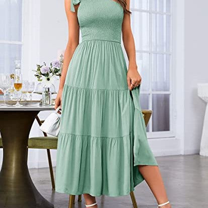 Sommermode 2026: Damen-Kleid mit One-Shoulder-Schnitt, Plissees, Stufen-Saum und Schlitz