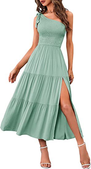 Sommermode 2026: Damen-Kleid mit One-Shoulder-Schnitt, Plissees, Stufen-Saum und Schlitz