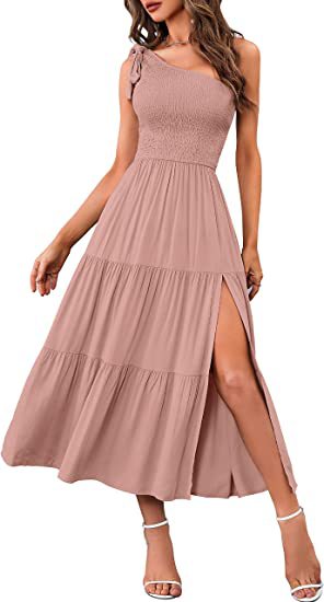 Sommermode 2026: Damen-Kleid mit One-Shoulder-Schnitt, Plissees, Stufen-Saum und Schlitz