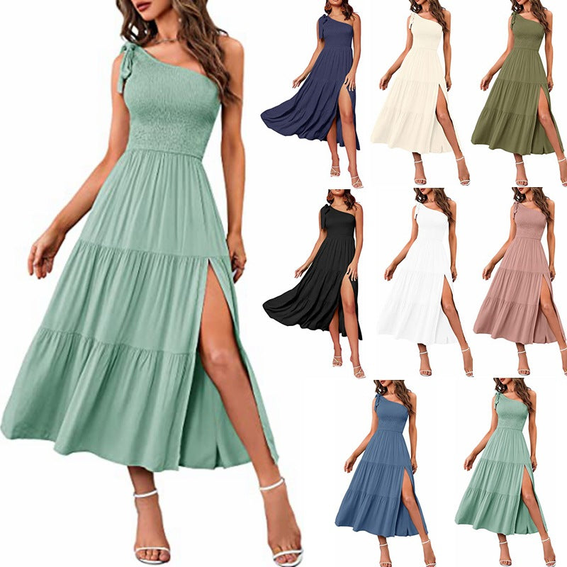 Sommermode 2026: Damen-Kleid mit One-Shoulder-Schnitt, Plissees, Stufen-Saum und Schlitz