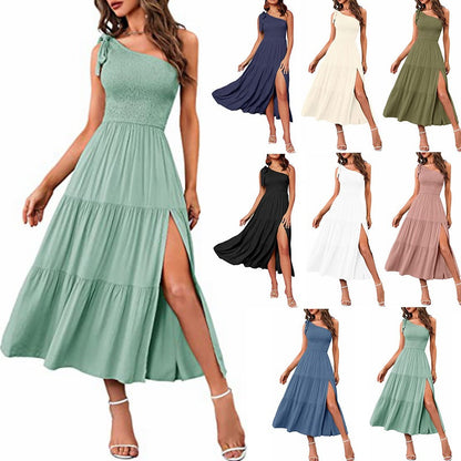 Sommermode 2026: Damen-Kleid mit One-Shoulder-Schnitt, Plissees, Stufen-Saum und Schlitz