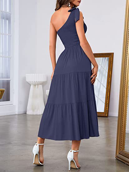 Sommermode 2026: Damen-Kleid mit One-Shoulder-Schnitt, Plissees, Stufen-Saum und Schlitz
